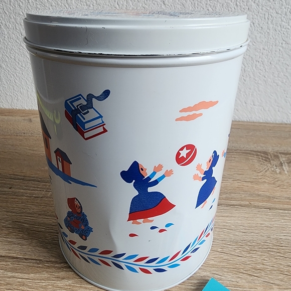 VINTAGE Pennsylvania Dutch Amish White Schoolyard Round Tin Lidded Canister - Picture 6 of 11